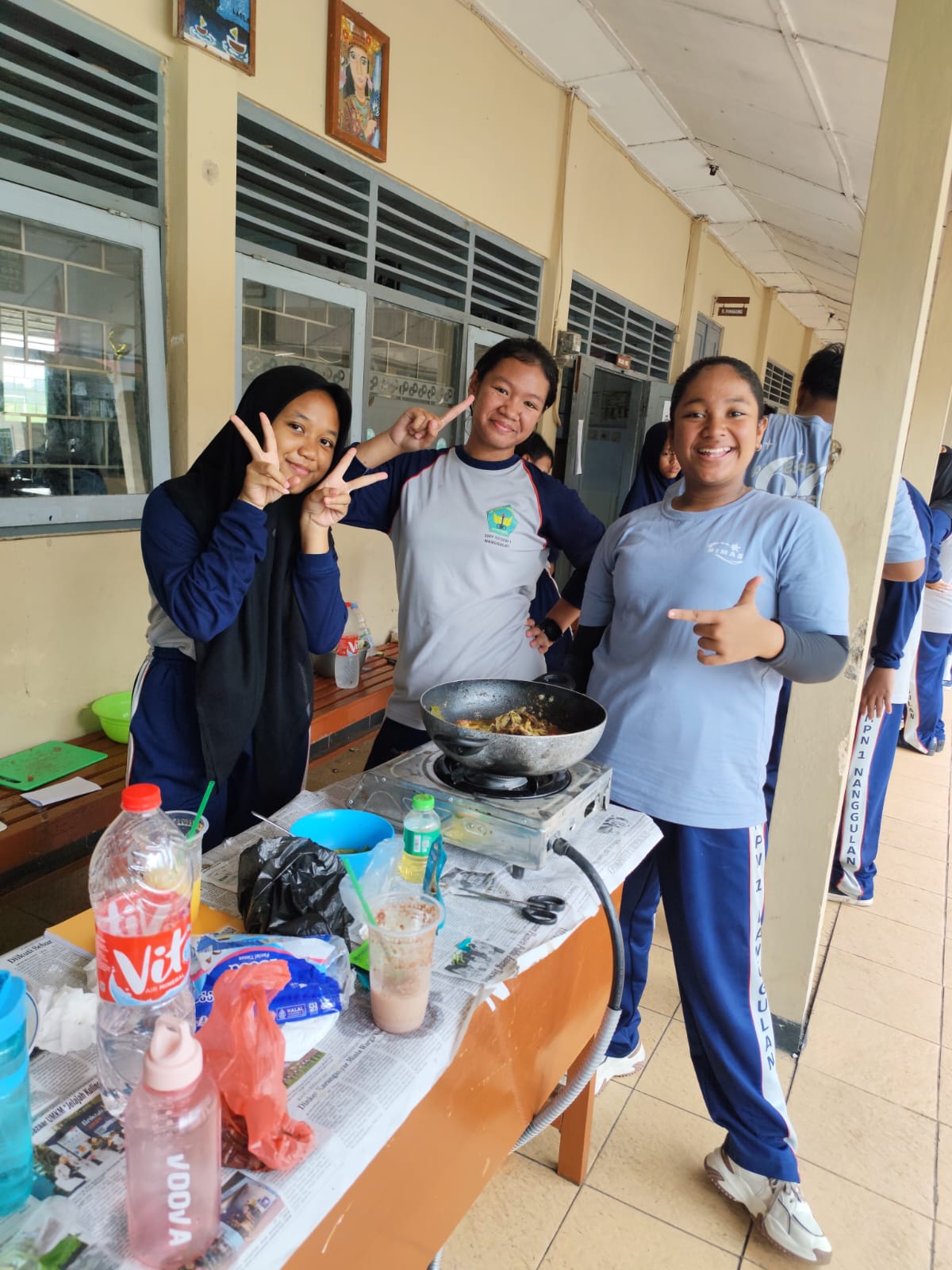 Murid Memasak Daging Kurban Secara Berkelompok